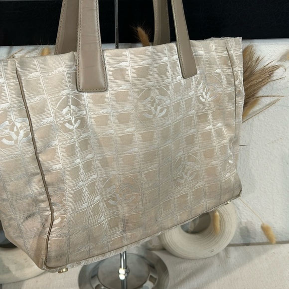 CHANEL nyloTote Bag - Picture 4 of 14